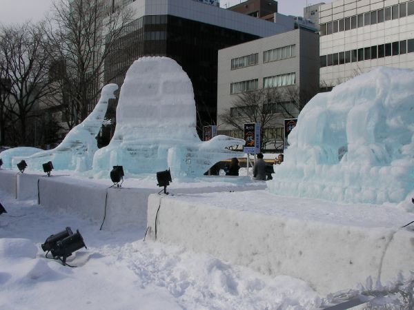 恐竜をモチーフにした小氷像